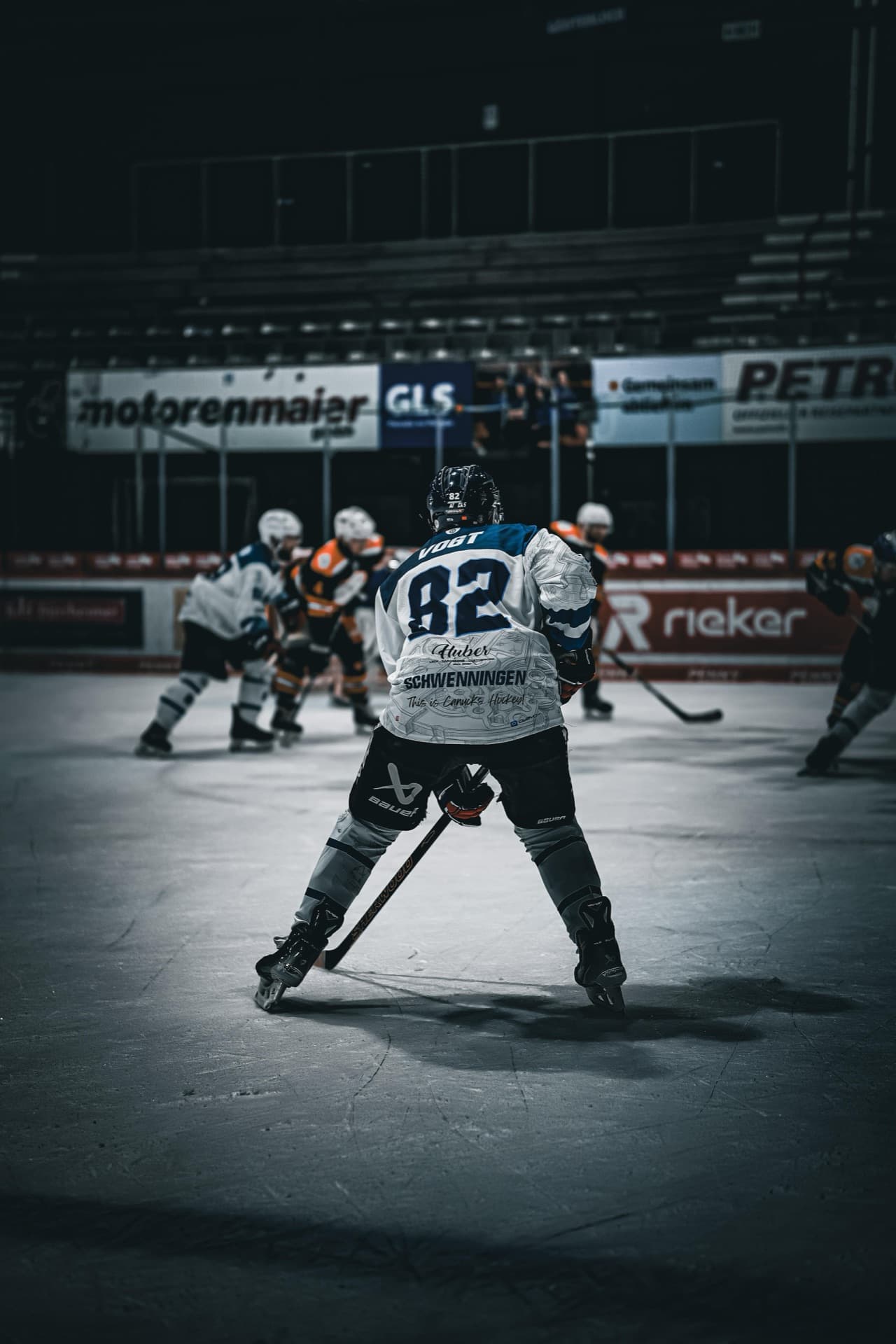 Nummer 82 der Canucks beim Anspiel von hinten