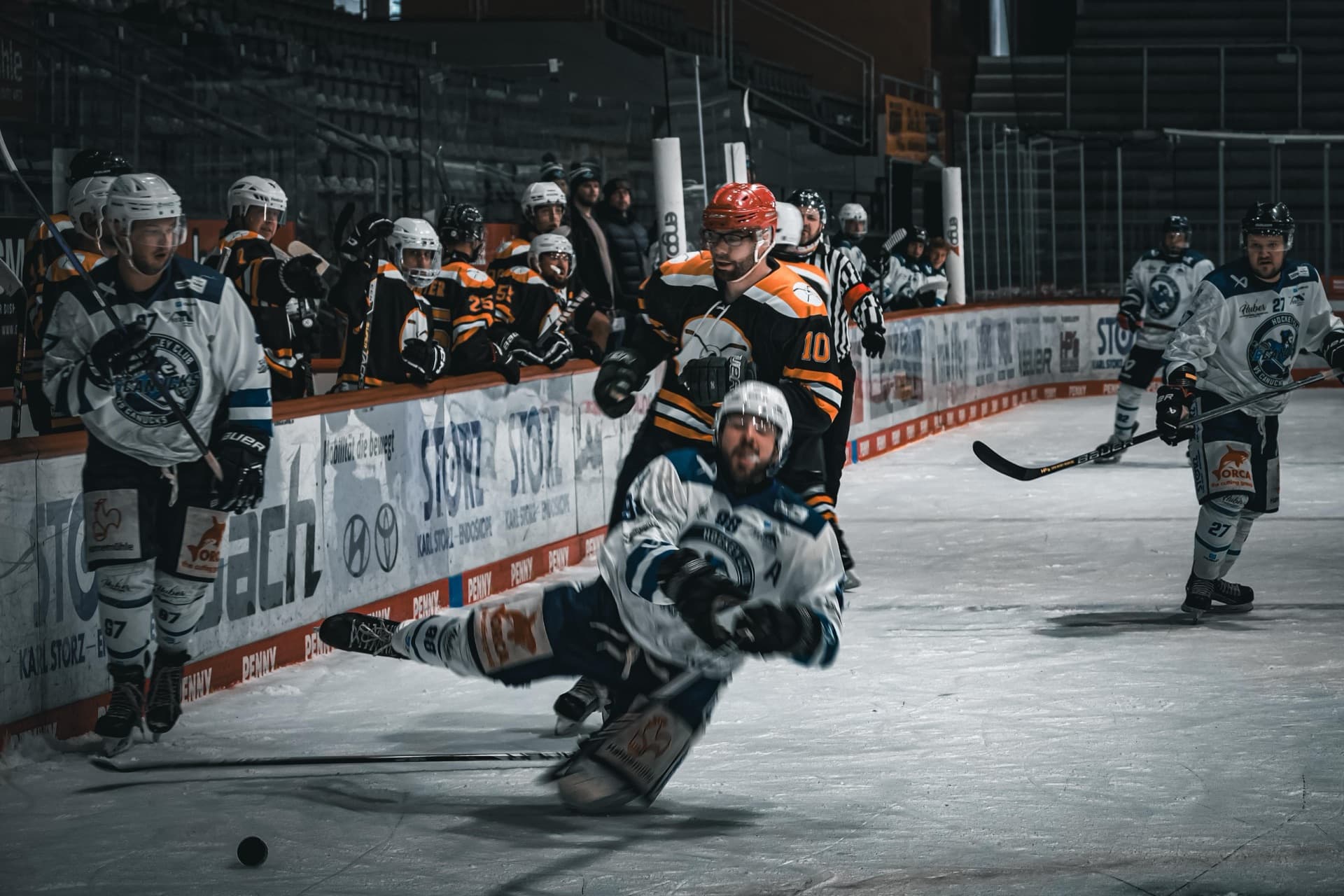 Canucks-Spieler stürzt im Zweikampf vor der Bank
