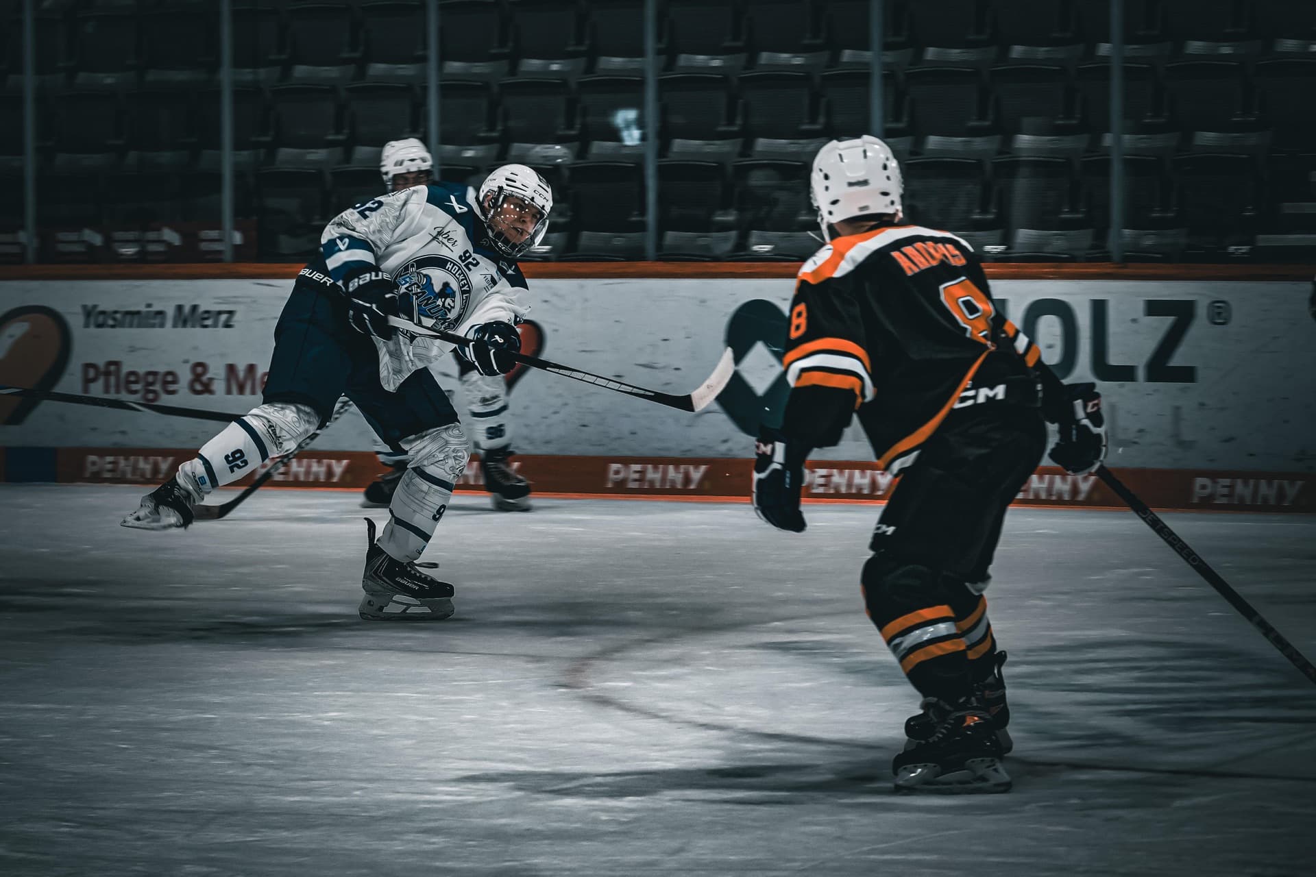 Canucks-Angriff gegen die Mannschaft in Orange