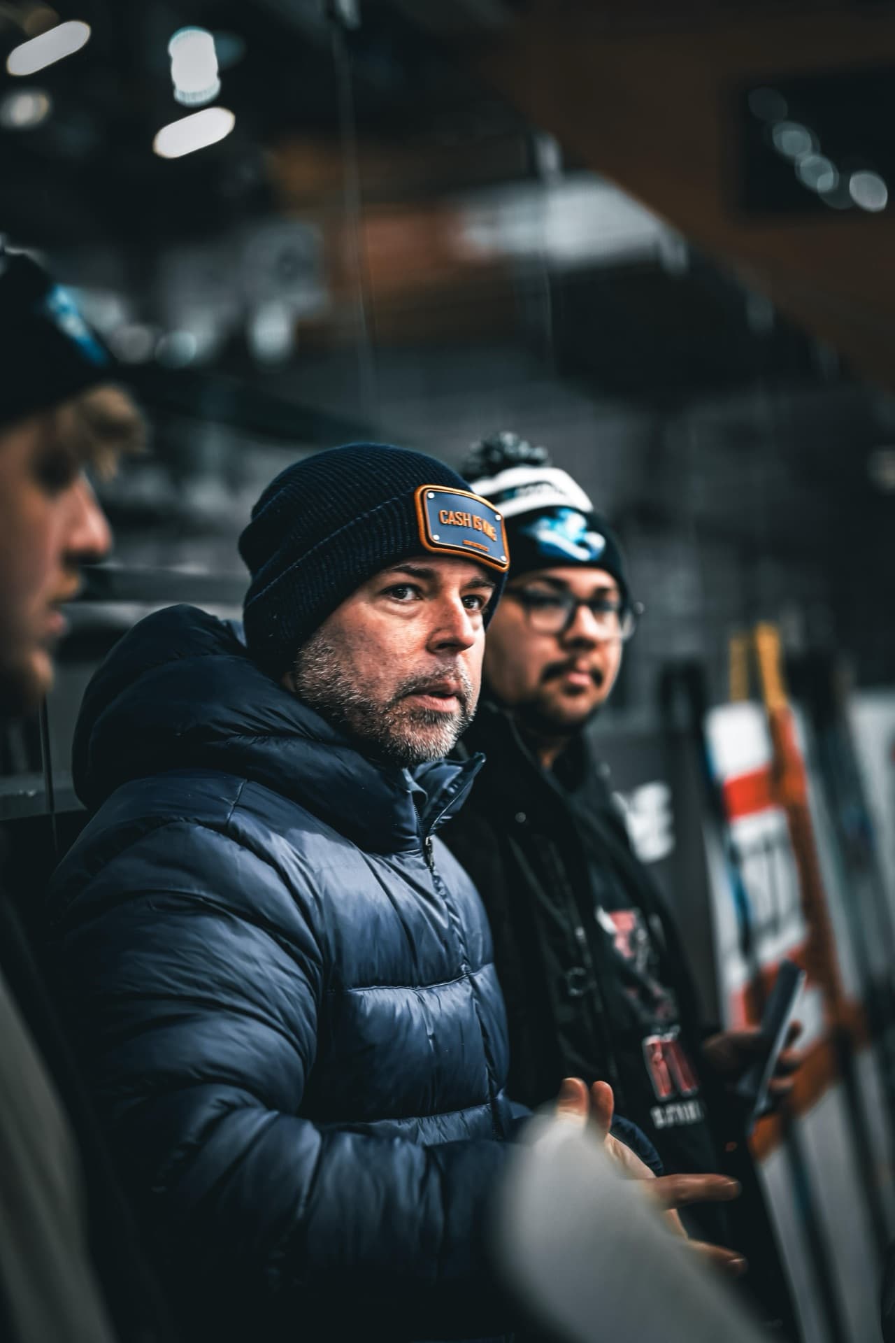 Das Trainerteam an der Bande im Gespräch