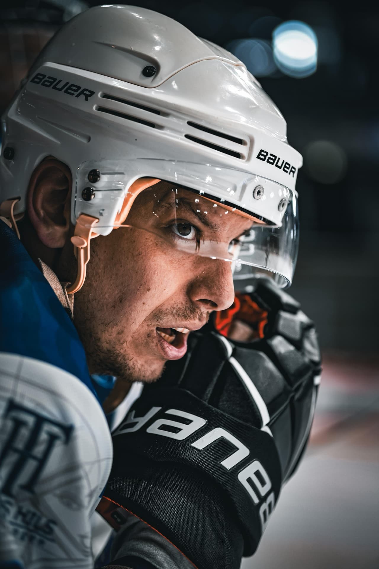 Nahaufnahme eines Canucks-Spielers mit weißem Helm