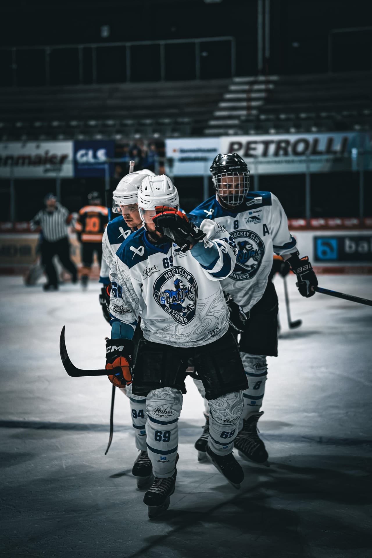 Zwei Canucks-Spieler umarmen sich nach einem Tor