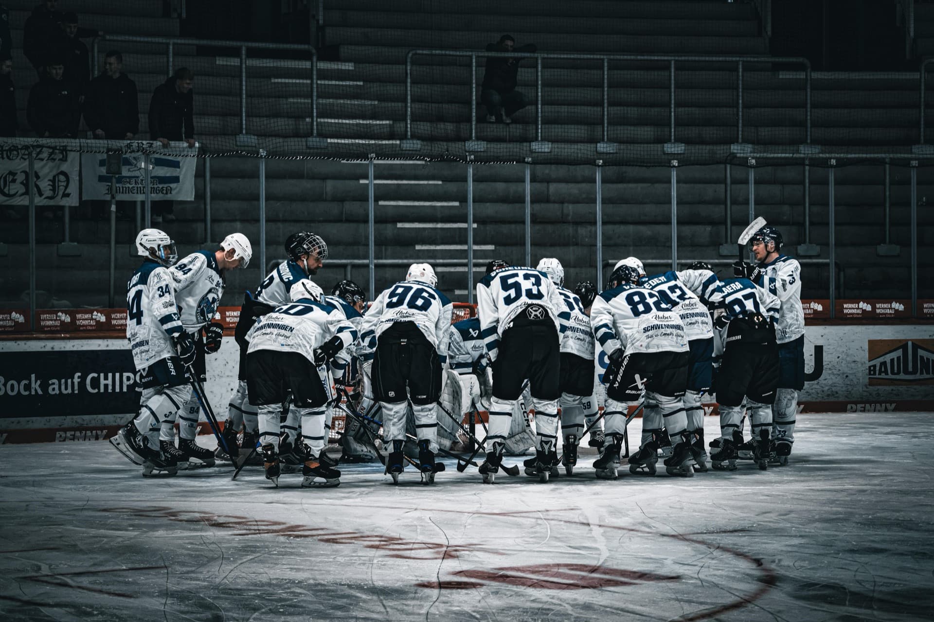 Mannschaftskreis der VS Canucks vor dem Tor
