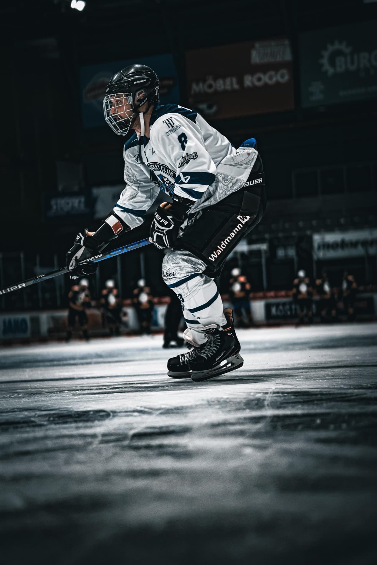Junger Spieler beim Skating-Training